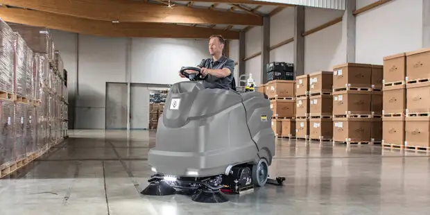 Ride-on/step-on Scrubber Dryer